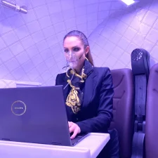 HBOT-Mit Laptop am Tisch